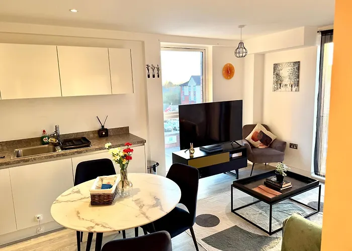 Relaxing 1-Bed Flat In Salford With Street Parking